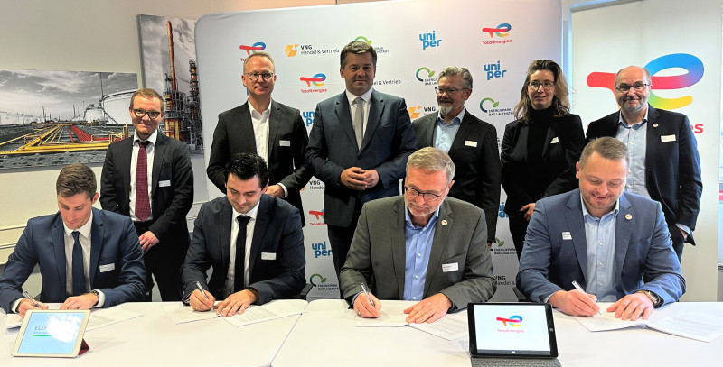 Energiepark Bad Lauchstädt und Totalenergies Raffinerie Mitteldeutschland unterzeichnen Liefervertrag für grünen Wasserstoff
